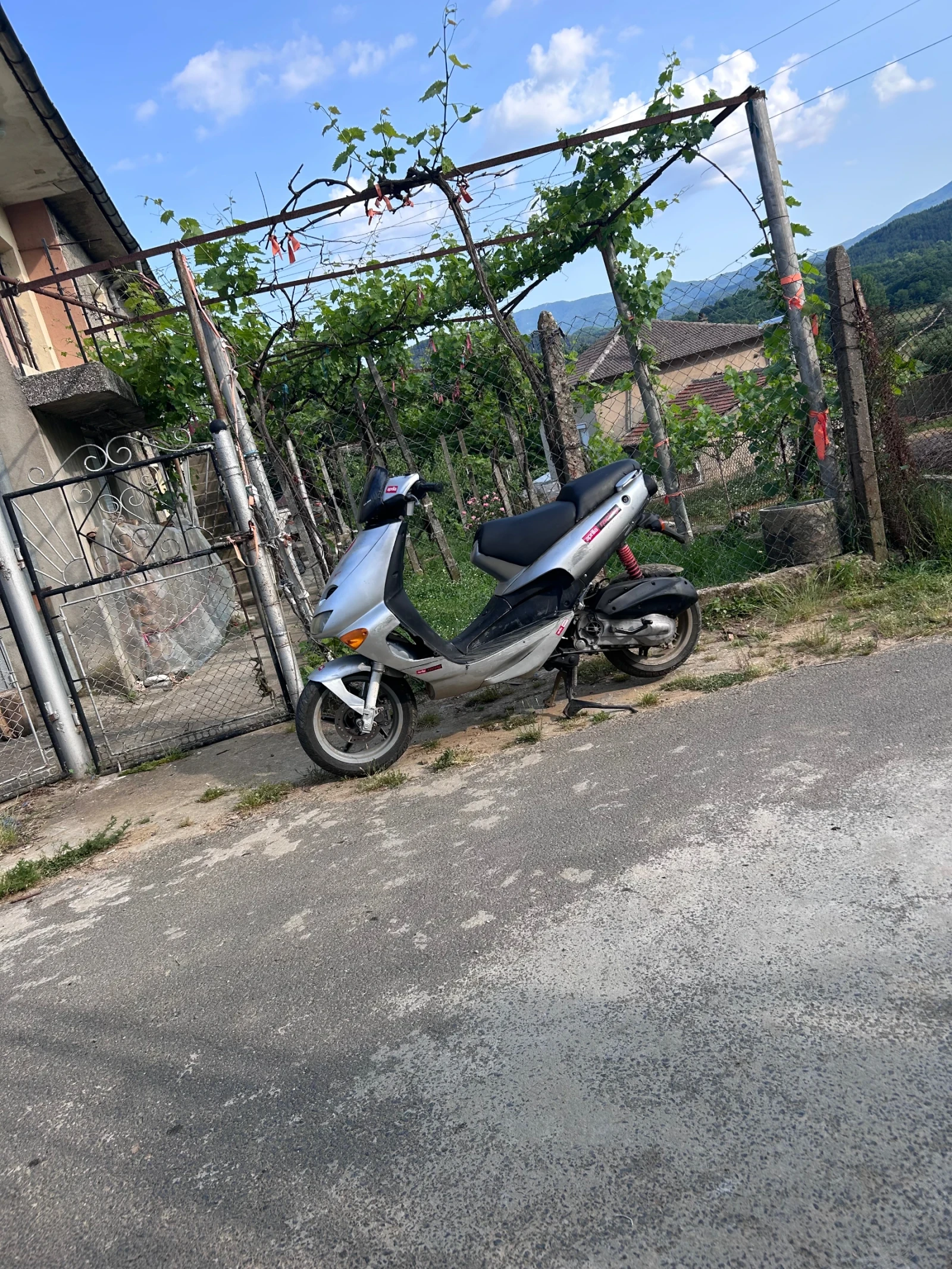Aprilia Sr Мотора няма никакви забележки освен тези по външни - изображение 2