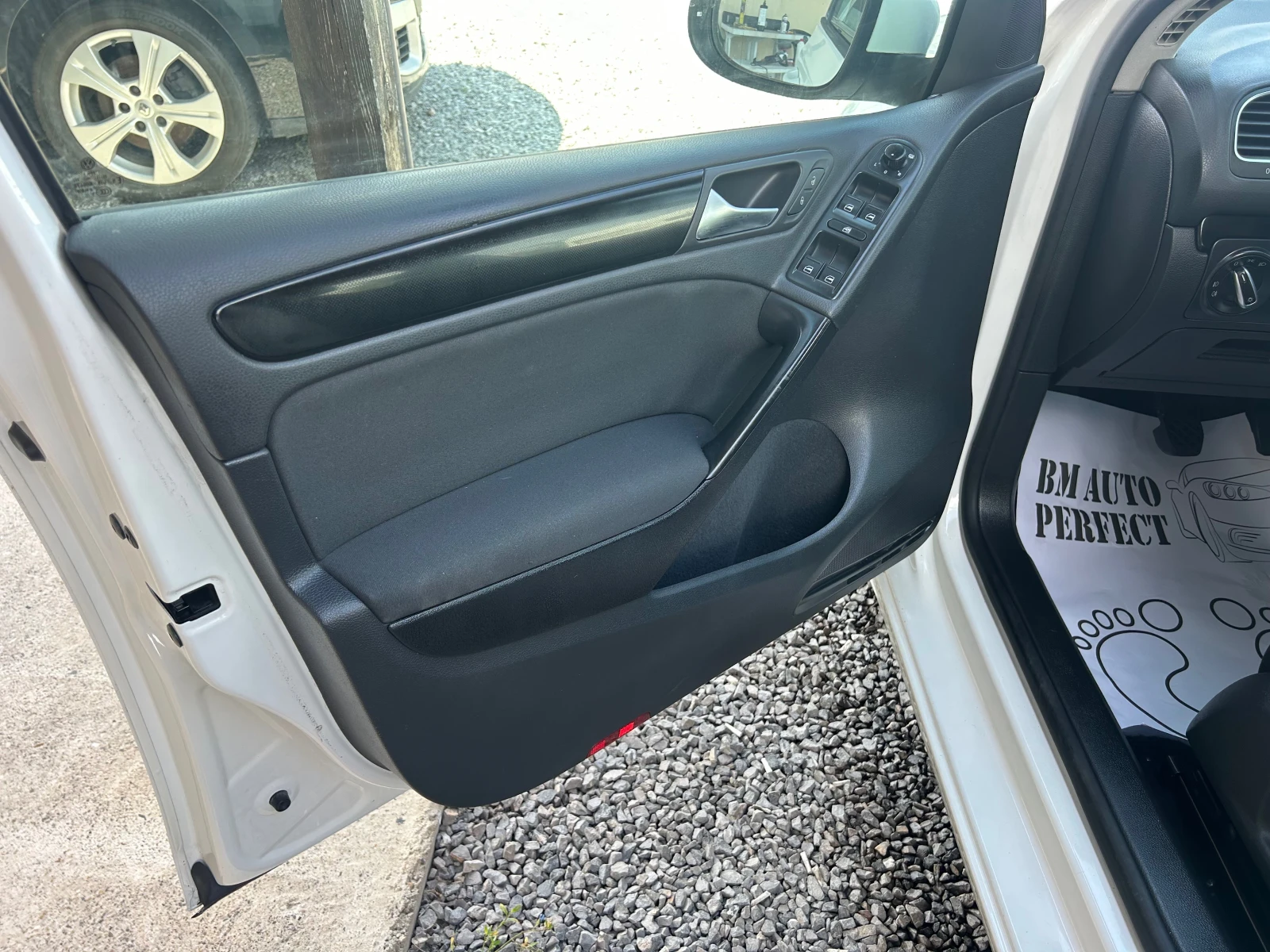 VW Golf 1.6 TDI 105k.c., снимка 8 - Автомобили и джипове - 55221413