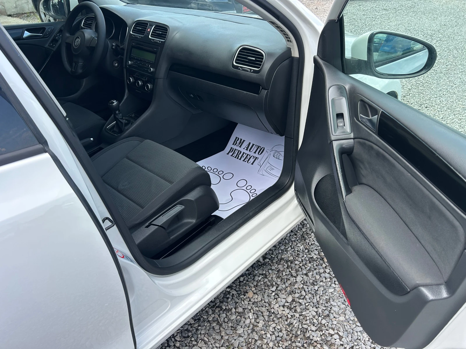 VW Golf 1.6 TDI 105k.c., снимка 14 - Автомобили и джипове - 55221413