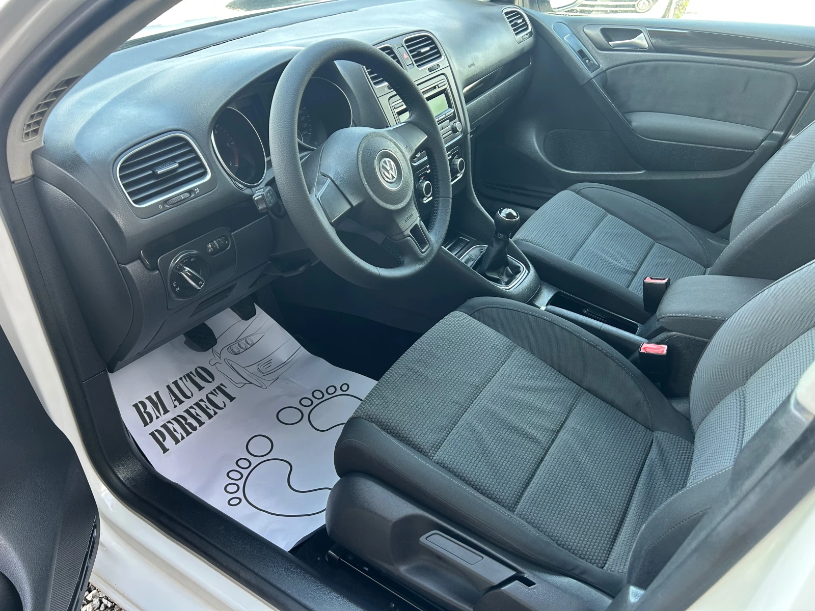 VW Golf 1.6 TDI 105k.c., снимка 9 - Автомобили и джипове - 55221413