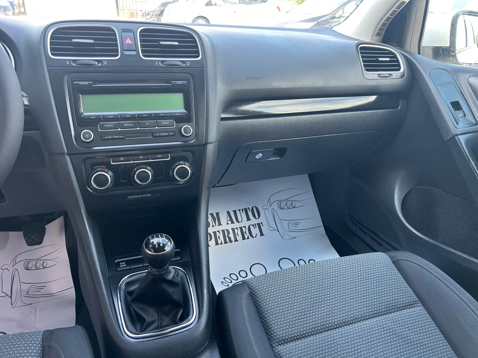 VW Golf 1.6 TDI 105k.c., снимка 12 - Автомобили и джипове - 55221413
