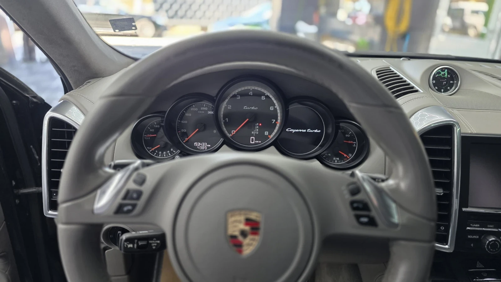 Porsche Cayenne Turbo  / Keyless / Burmester / Distronic / FULL, снимка 9 - Автомобили и джипове - 54445451