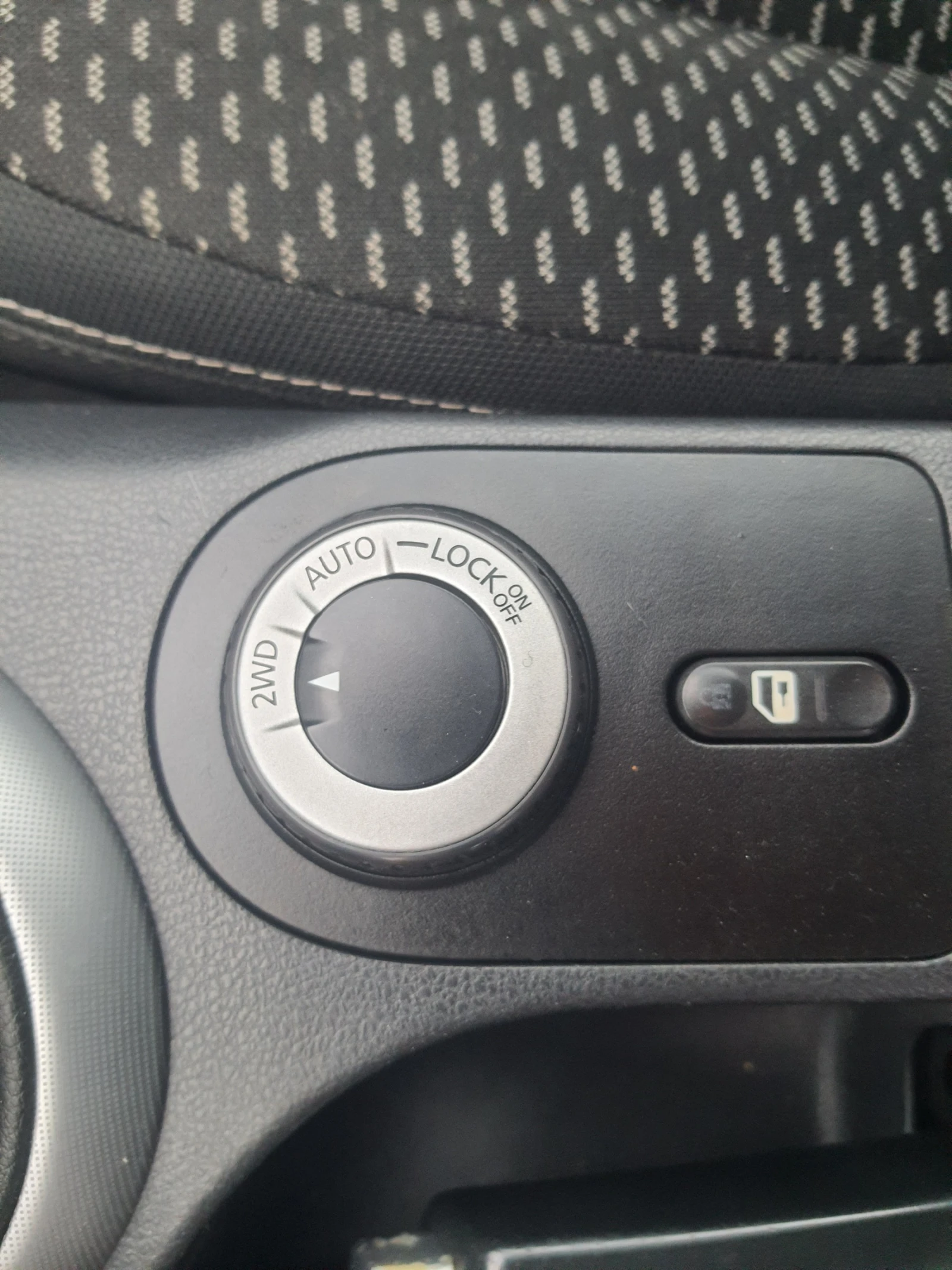 Nissan Qashqai  2.0i 4x4 Panorama, снимка 13 - Автомобили и джипове - 56048805