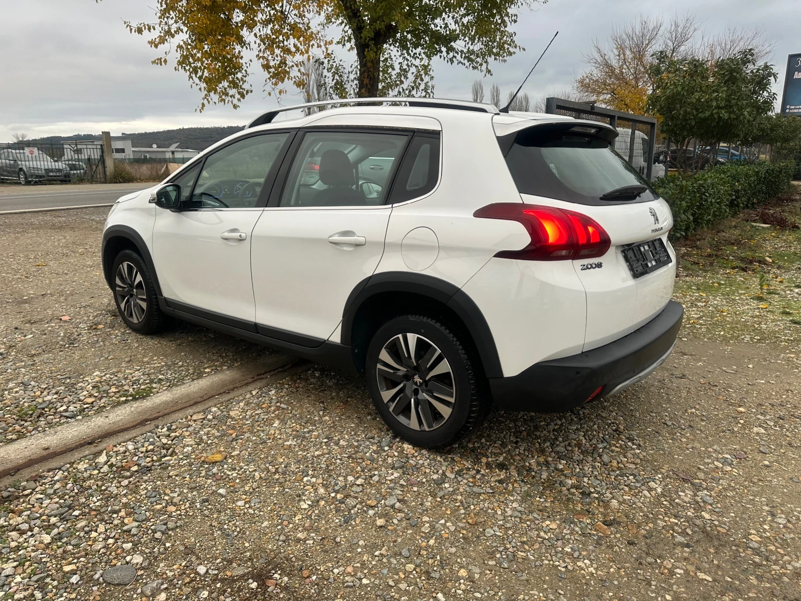 Peugeot 2008 1.2 PureTech Allure | Mobile.bg   5