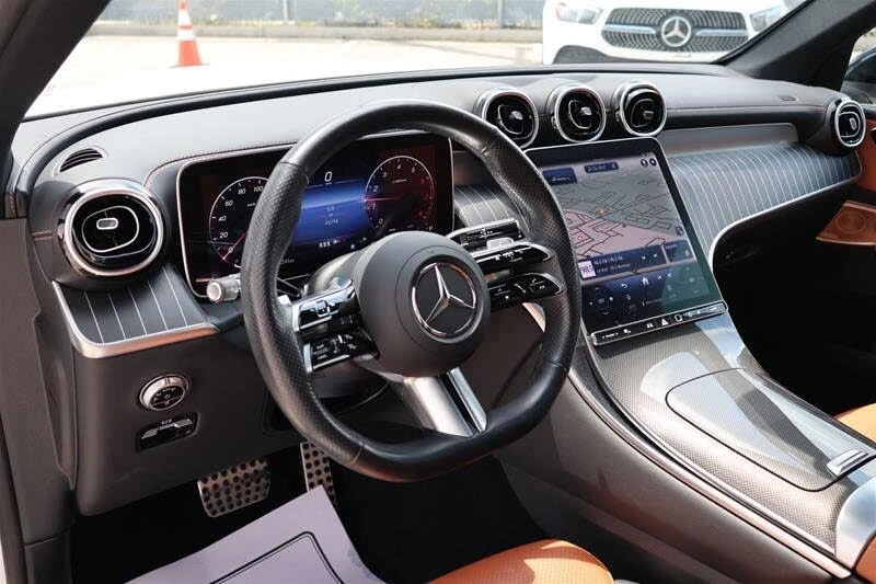 Mercedes-Benz GLC 300 4MATIC AMG LINE* DISTRONIC* BURMESTER* 360* PANO* , снимка 4 - Автомобили и джипове - 55512888