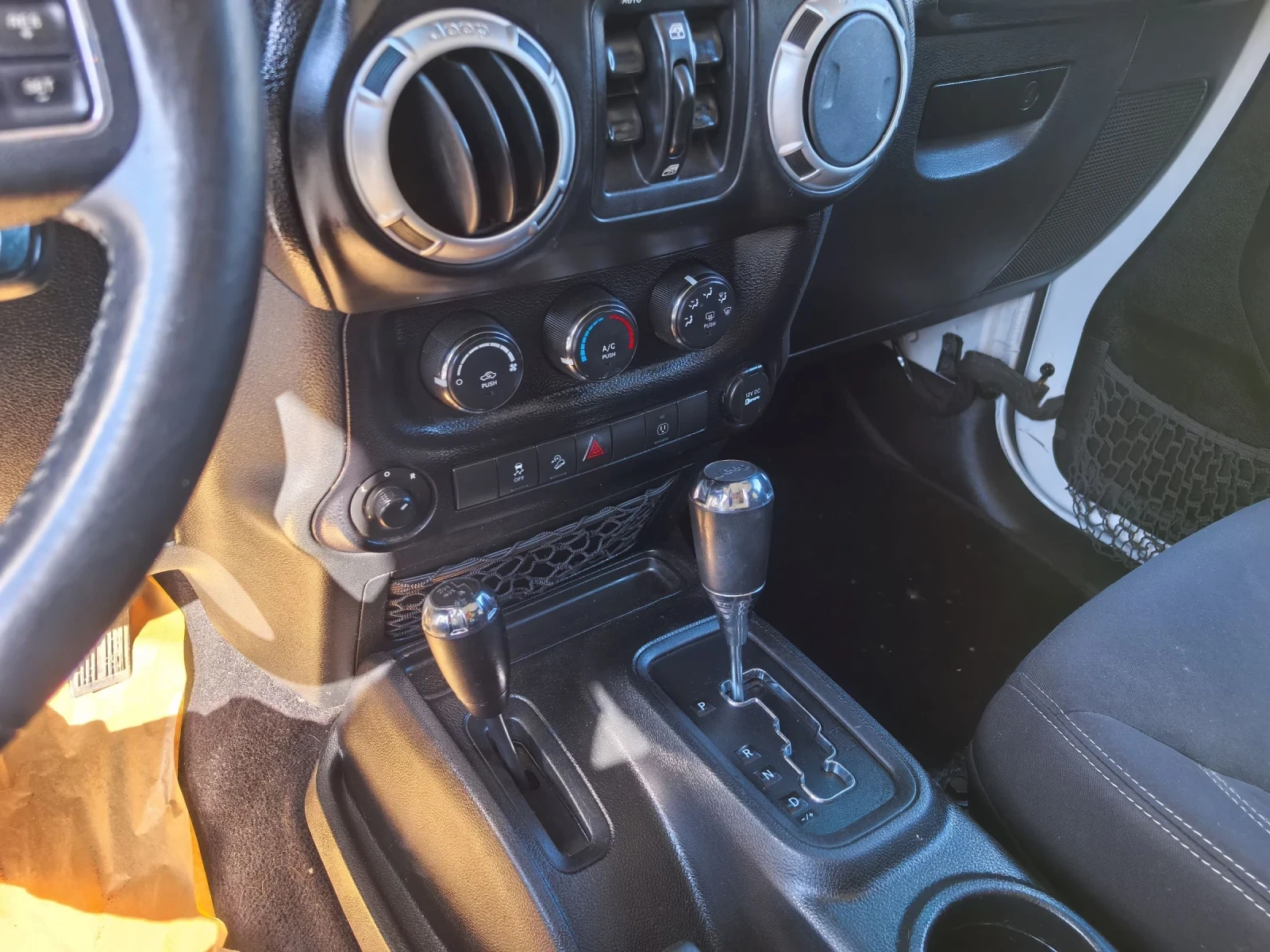 Jeep Wrangler Sahara, снимка 17 - Автомобили и джипове - 54714567