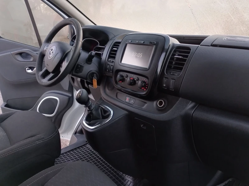 Opel Vivaro, снимка 13 - Бусове и автобуси - 47815335