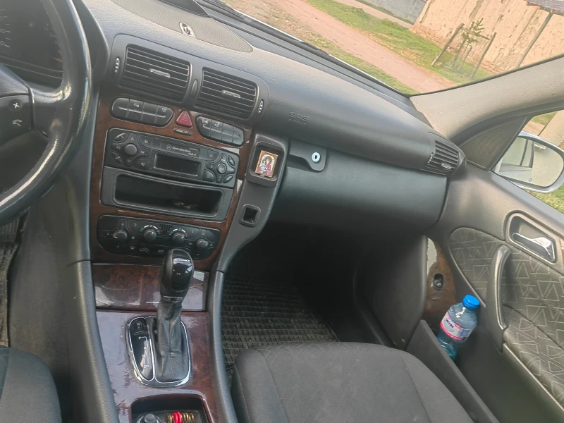 Mercedes-Benz C 220, снимка 7 - Автомобили и джипове - 52857540
