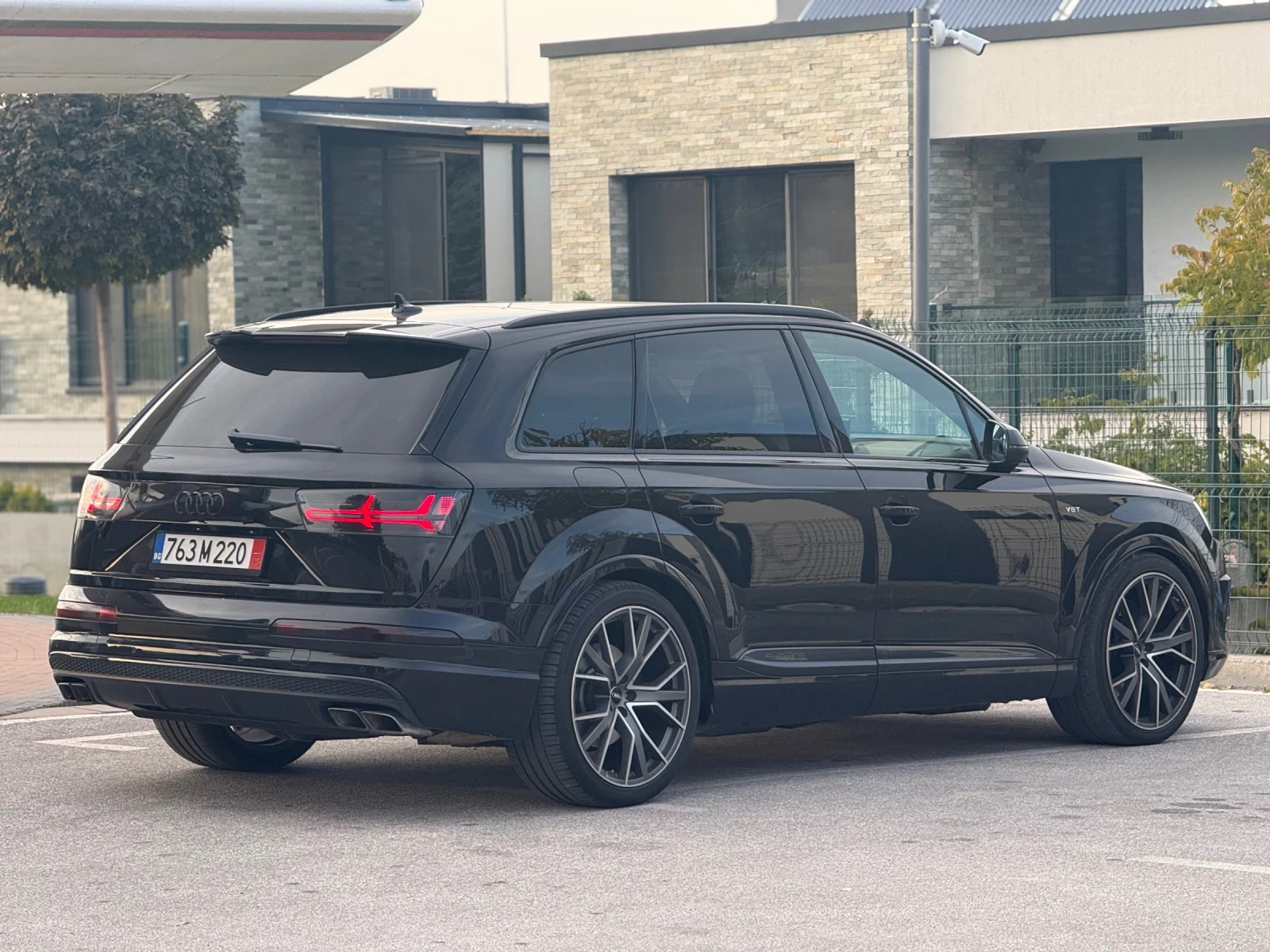 Audi SQ7 SHADOW LINE/ПАНО/KEYLESS/22/РЕАЛНИ КМ/КАТО НОВА/ - изображение 4