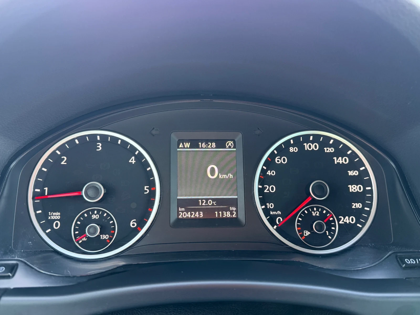VW Tiguan 2.0 TDI 177 4x4, снимка 12 - Автомобили и джипове - 55750849