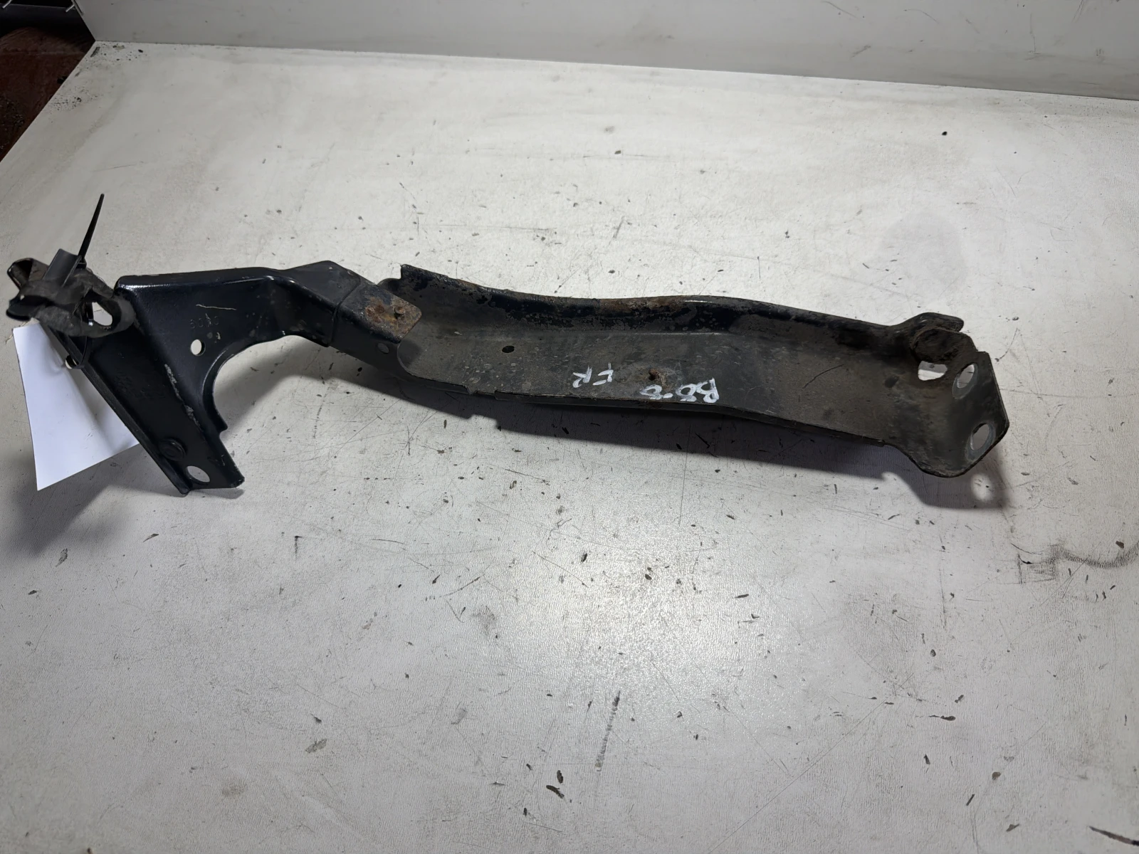 държач калник десен 8K0821136B Audi A4