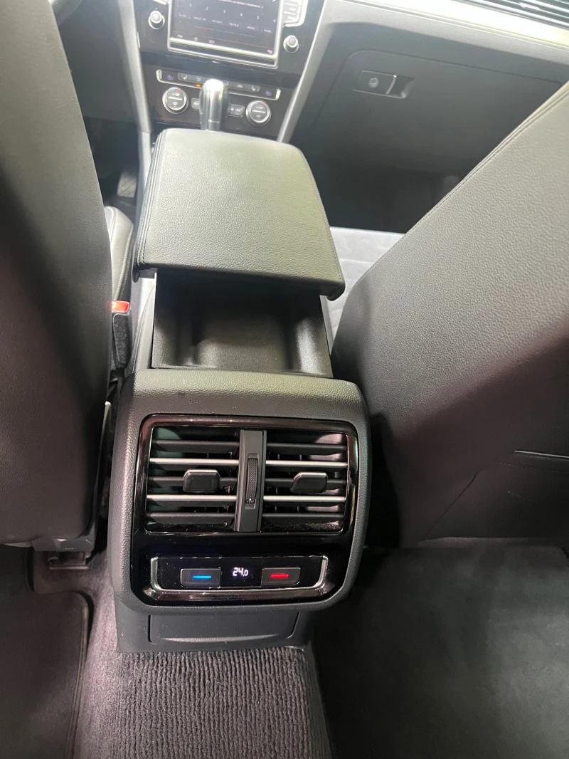 VW Passat Highline, 4motion, Digital Cockpit, R-Line, снимка 4 - Автомобили и джипове - 47288327