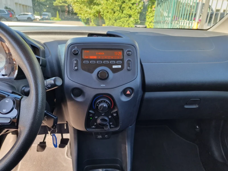 Toyota Aygo 1.0VVTI , снимка 11 - Автомобили и джипове - 52066844