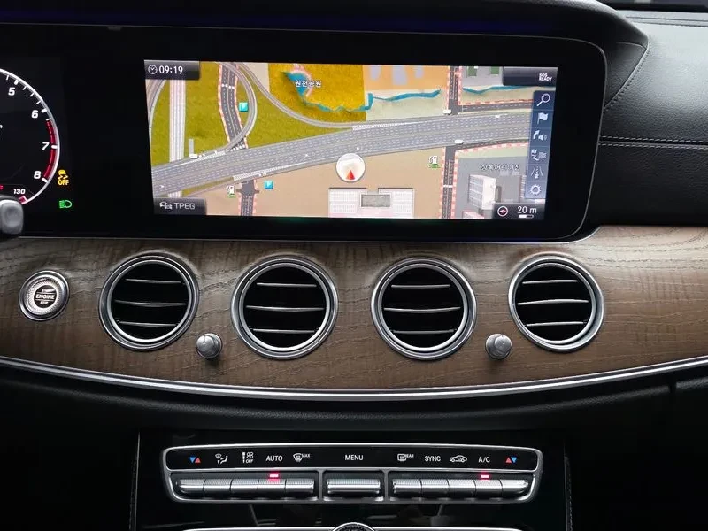 Mercedes-Benz E 300 4Matic Exclusive, снимка 13 - Автомобили и джипове - 55952191