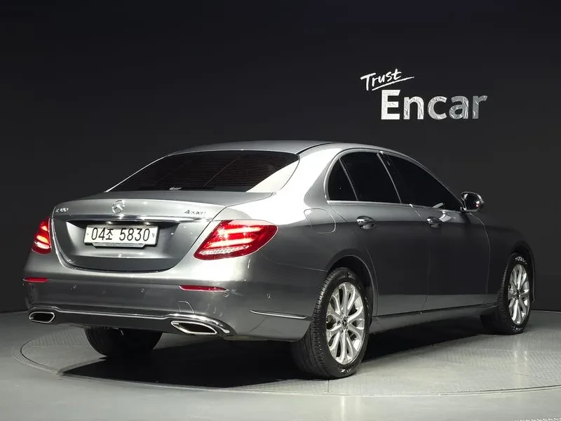 Mercedes-Benz E 300 4Matic Exclusive, снимка 2 - Автомобили и джипове - 55952191