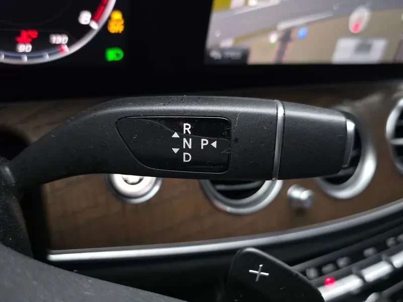 Mercedes-Benz E 300 4Matic Exclusive, снимка 9 - Автомобили и джипове - 55952191