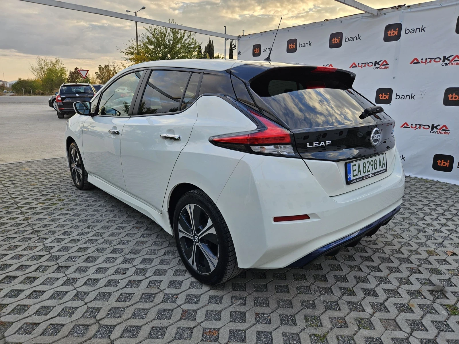 Nissan Leaf  62KW= СМЕНЕНА БАТЕРИЯ= ДИСТРОНИК= КАМЕРА= НАВИ - изображение 5