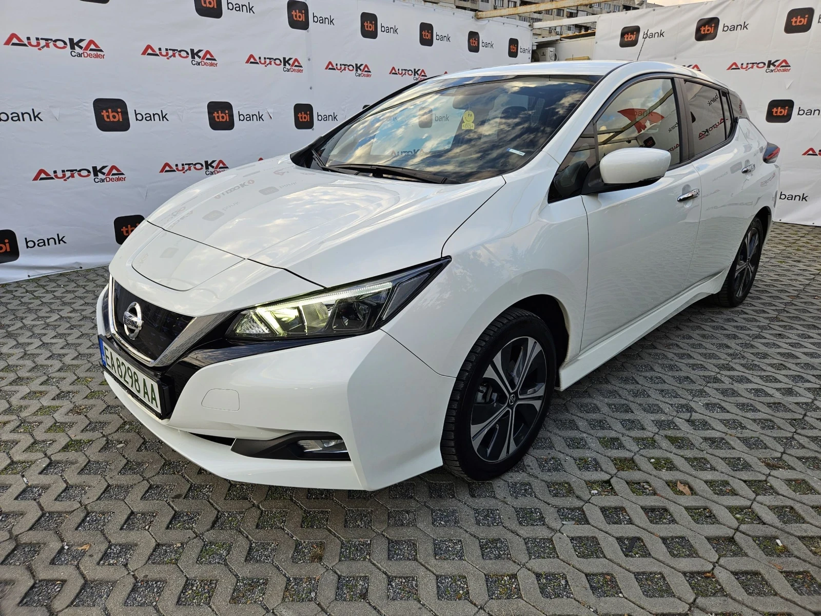 Nissan Leaf  62KW= СМЕНЕНА БАТЕРИЯ= ДИСТРОНИК= КАМЕРА= НАВИ - изображение 6