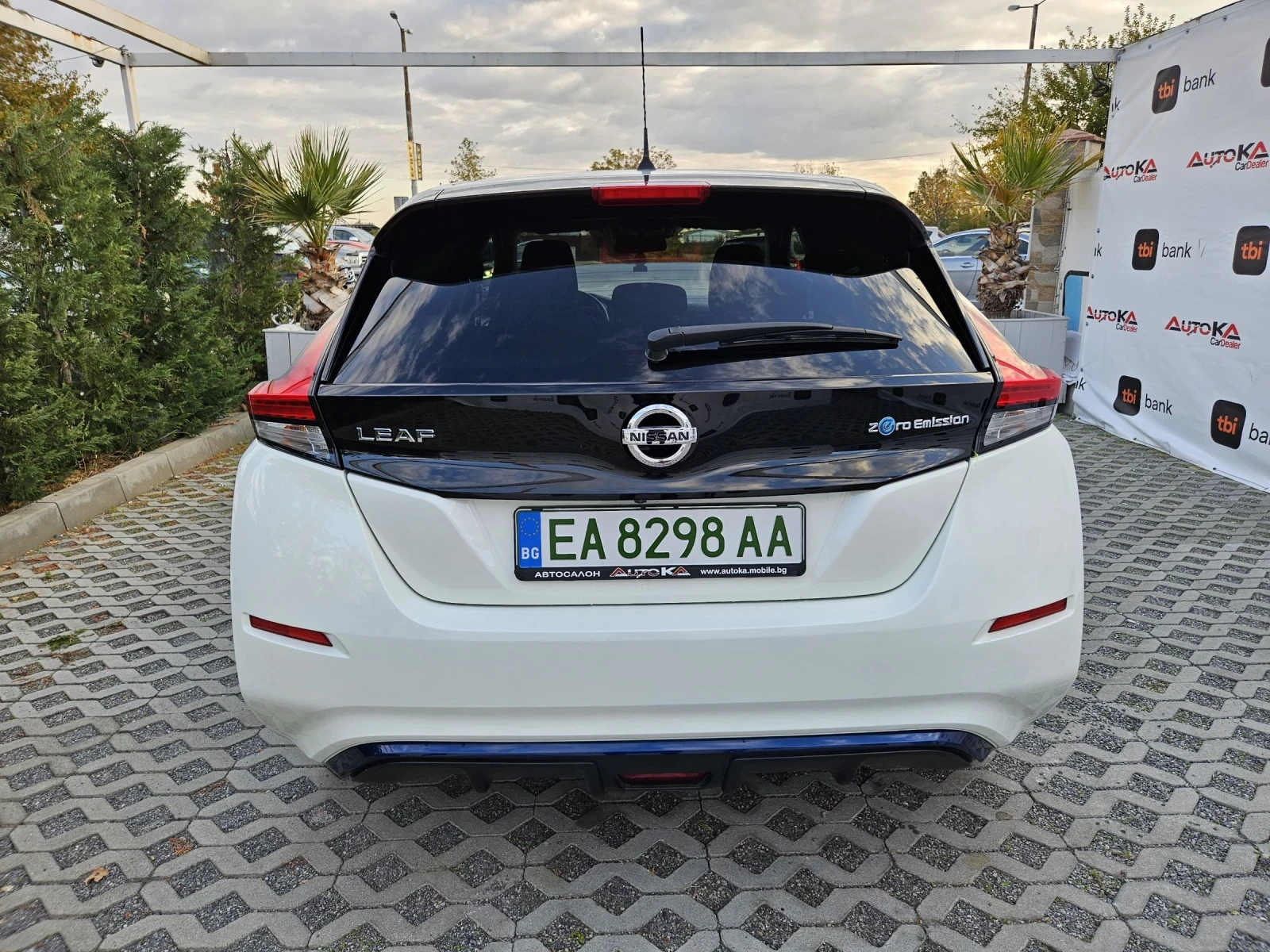 Nissan Leaf  62KW= СМЕНЕНА БАТЕРИЯ= ДИСТРОНИК= КАМЕРА= НАВИ - изображение 4