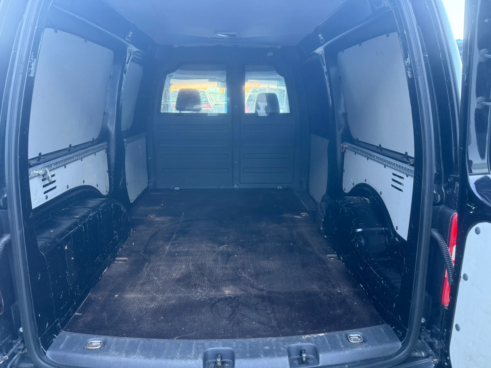 VW Caddy 1.6TDI, снимка 8 - Автомобили и джипове - 53832869