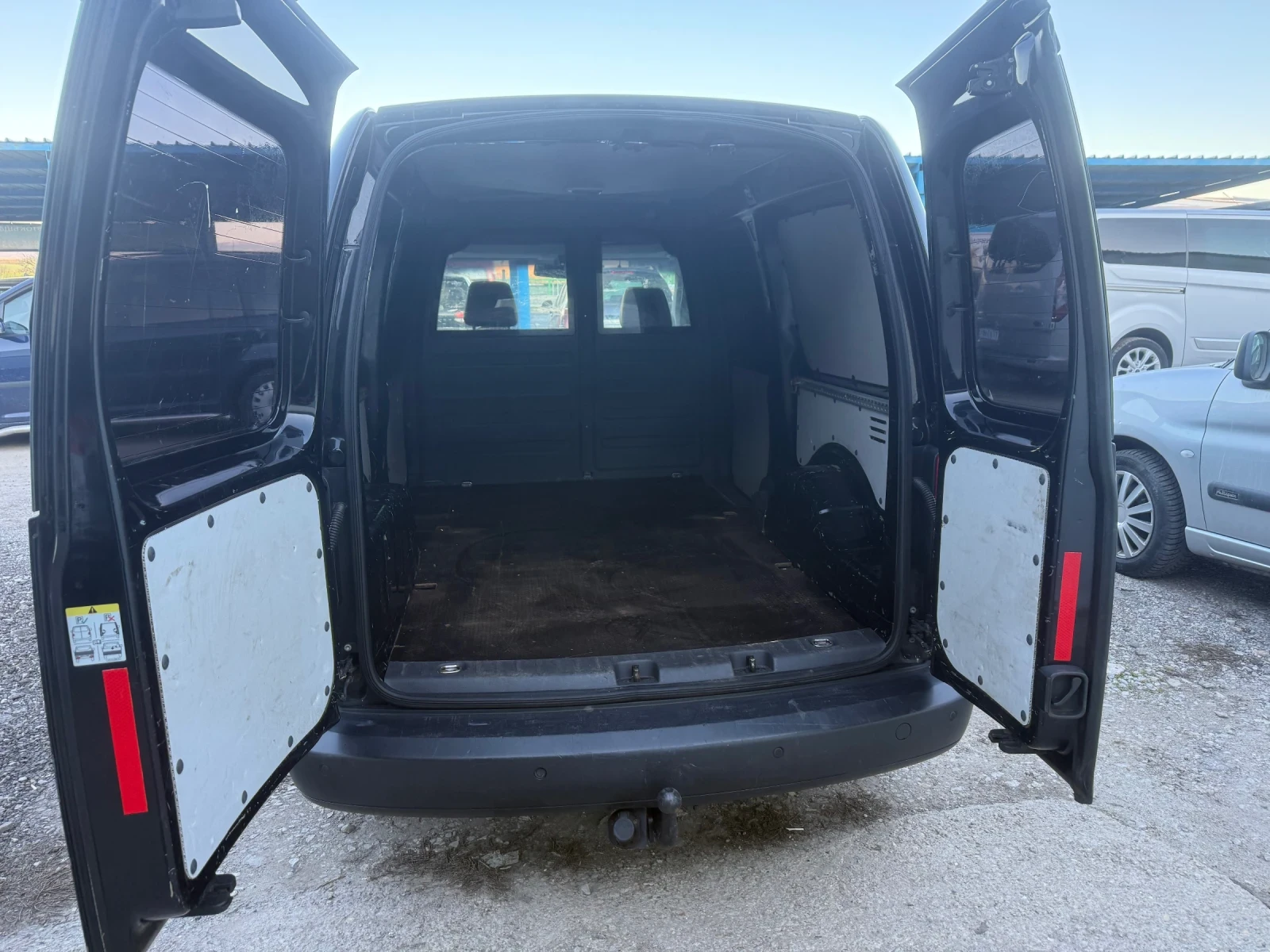 VW Caddy 1.6TDI, снимка 9 - Автомобили и джипове - 53832869