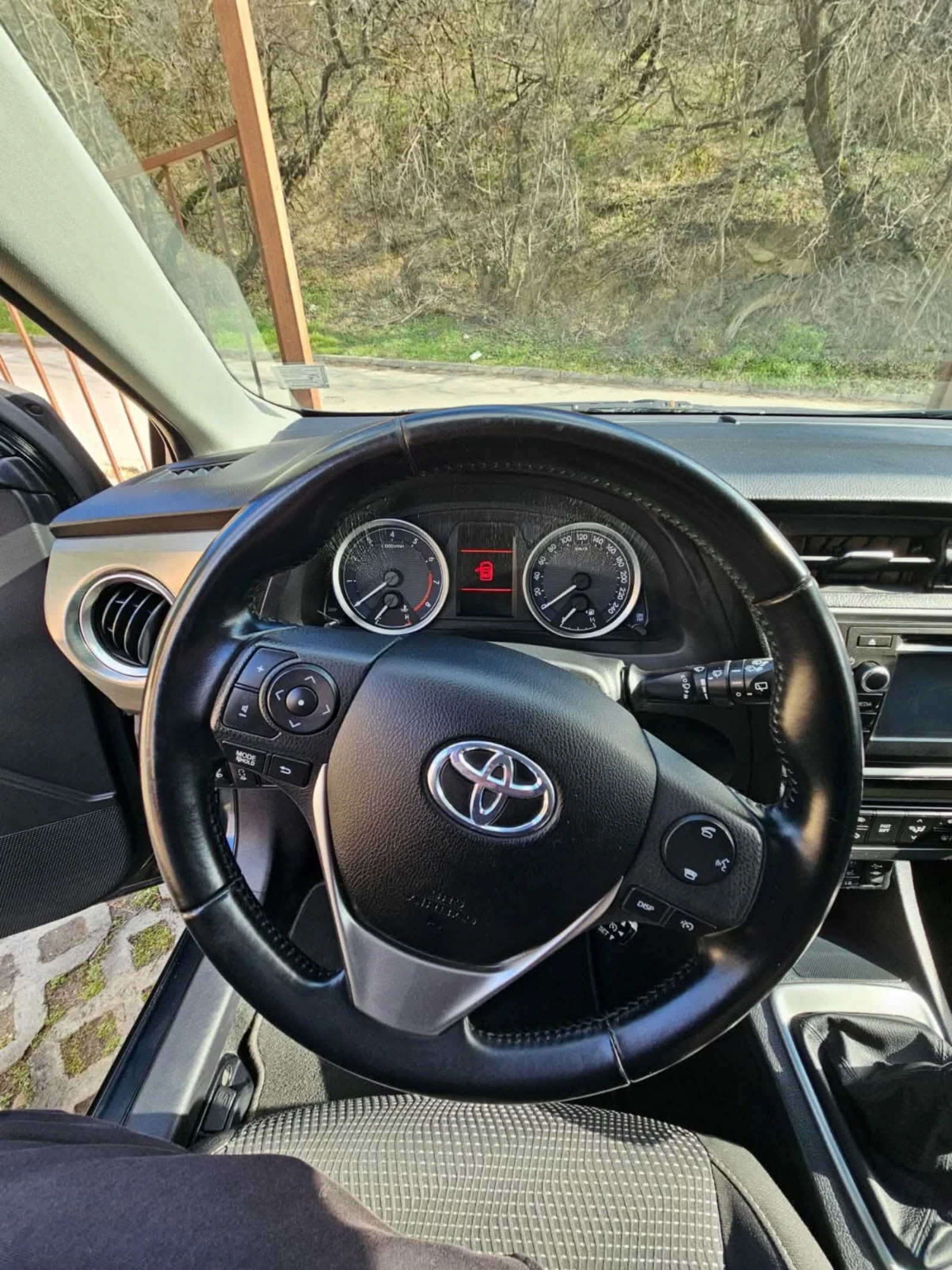 Toyota Auris 1.6 VVTi, бензин, снимка 8 - Автомобили и джипове - 54143943