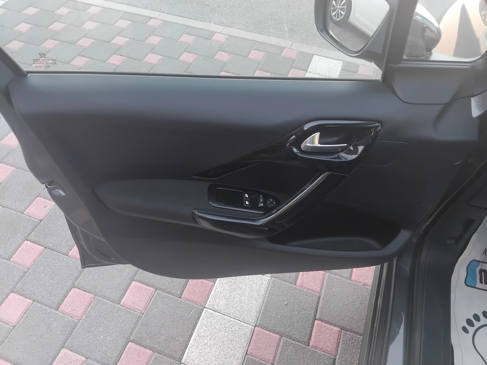 Peugeot 208 1.2/Euro6/Facelift , снимка 12 - Автомобили и джипове - 55536499