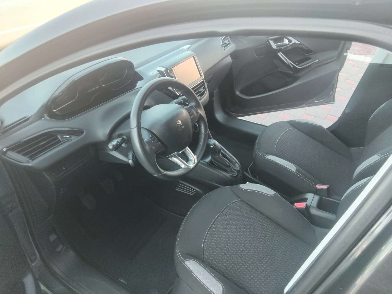 Peugeot 208 1.2/Euro6/Facelift , снимка 7 - Автомобили и джипове - 55536499