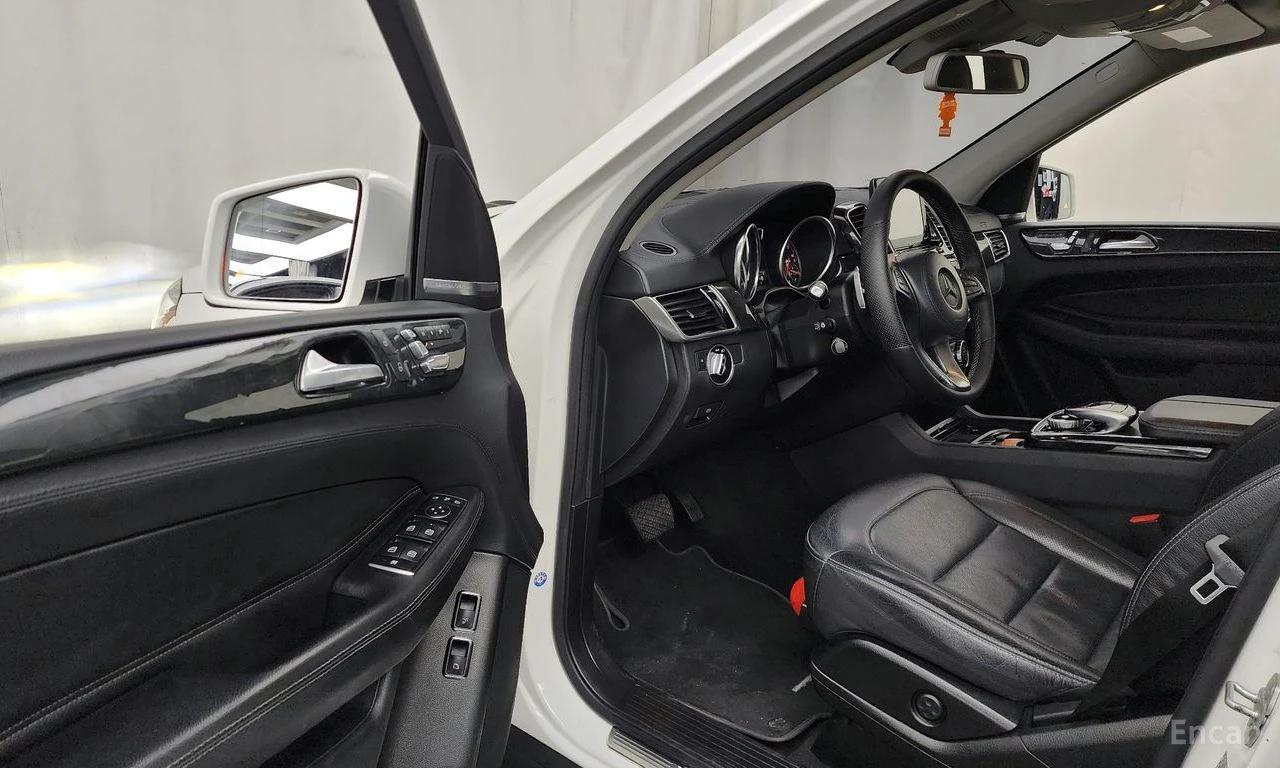 Mercedes-Benz GLS 350 * 4MATIC* AMG* ПОДГРЕВ* ПАНОРАМА* TV* HARMAN KARDO, снимка 9 - Автомобили и джипове - 54460353