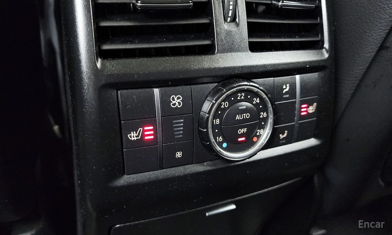 Mercedes-Benz GLS 350 * 4MATIC* AMG* ПОДГРЕВ* ПАНОРАМА* TV* HARMAN KARDO, снимка 16 - Автомобили и джипове - 54460353