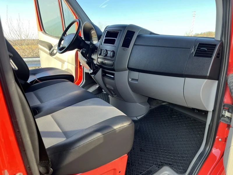 VW Crafter, снимка 9 - Бусове и автобуси - 48951235