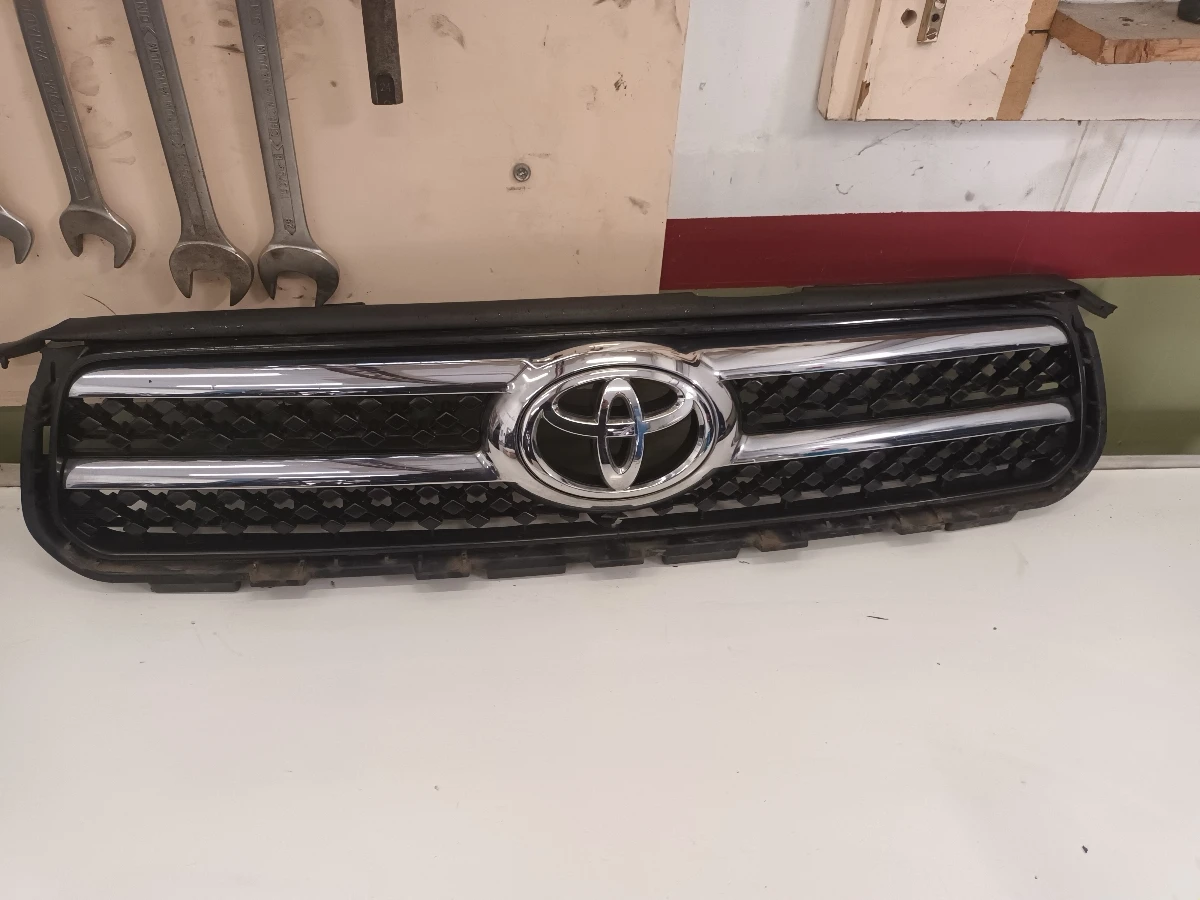 решетка между фаровете Тойота Рав 4 2.2 д кат бл