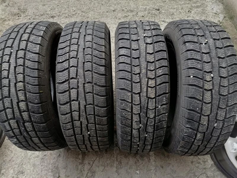 Гуми Зимни 215/70R16, снимка 1 - Гуми и джанти - 31188437