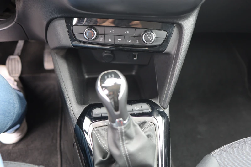 Opel Corsa F 1, 2 бензин, снимка 8 - Автомобили и джипове - 51892093