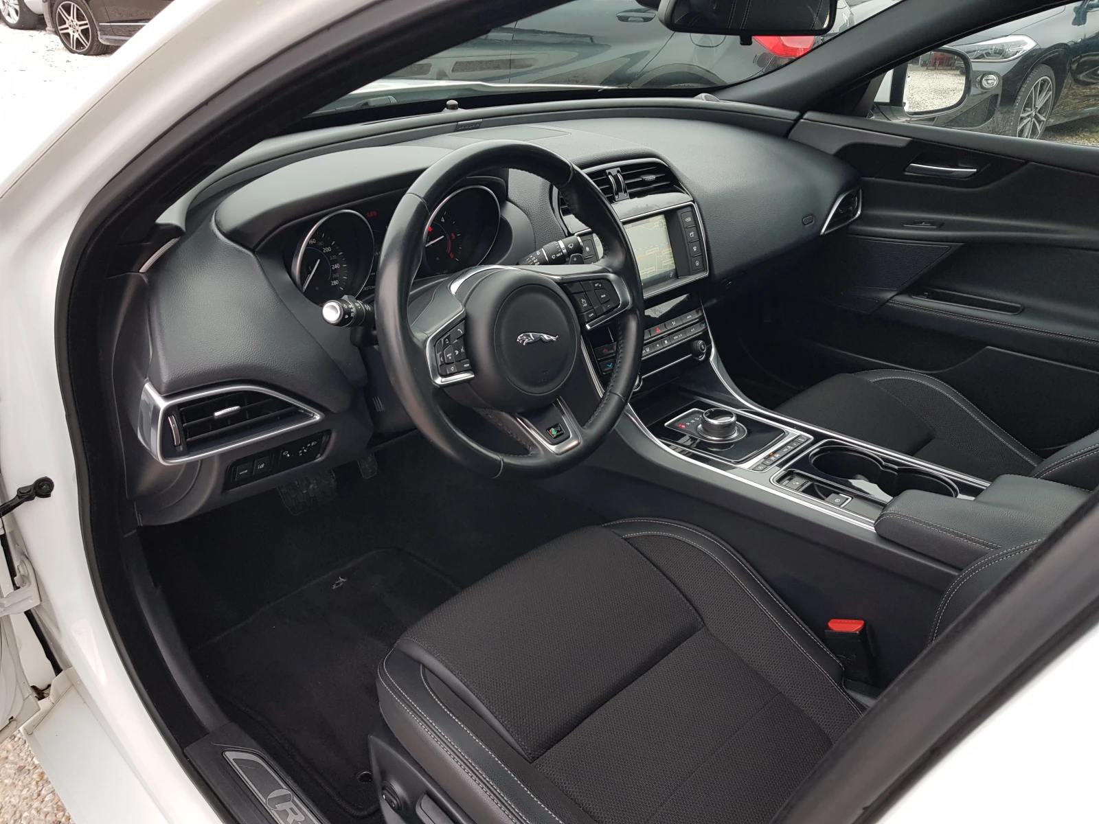 Jaguar XE R-SPORT 2.0D-180 к.с. EURO 6B 158 372 км - изображение 9