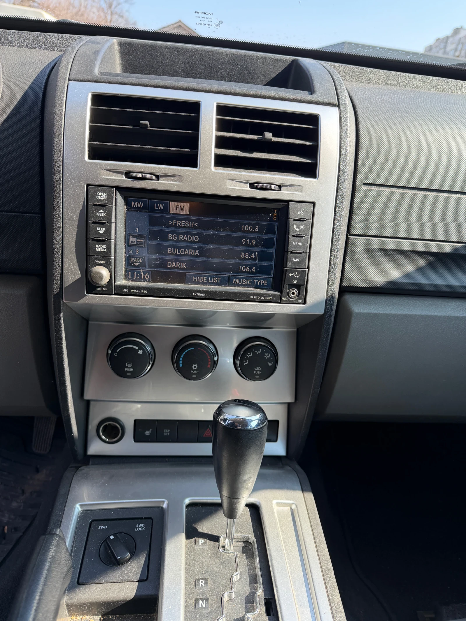 Dodge Nitro 2.8 CRD 4x4 Automat, снимка 9 - Автомобили и джипове - 53739910