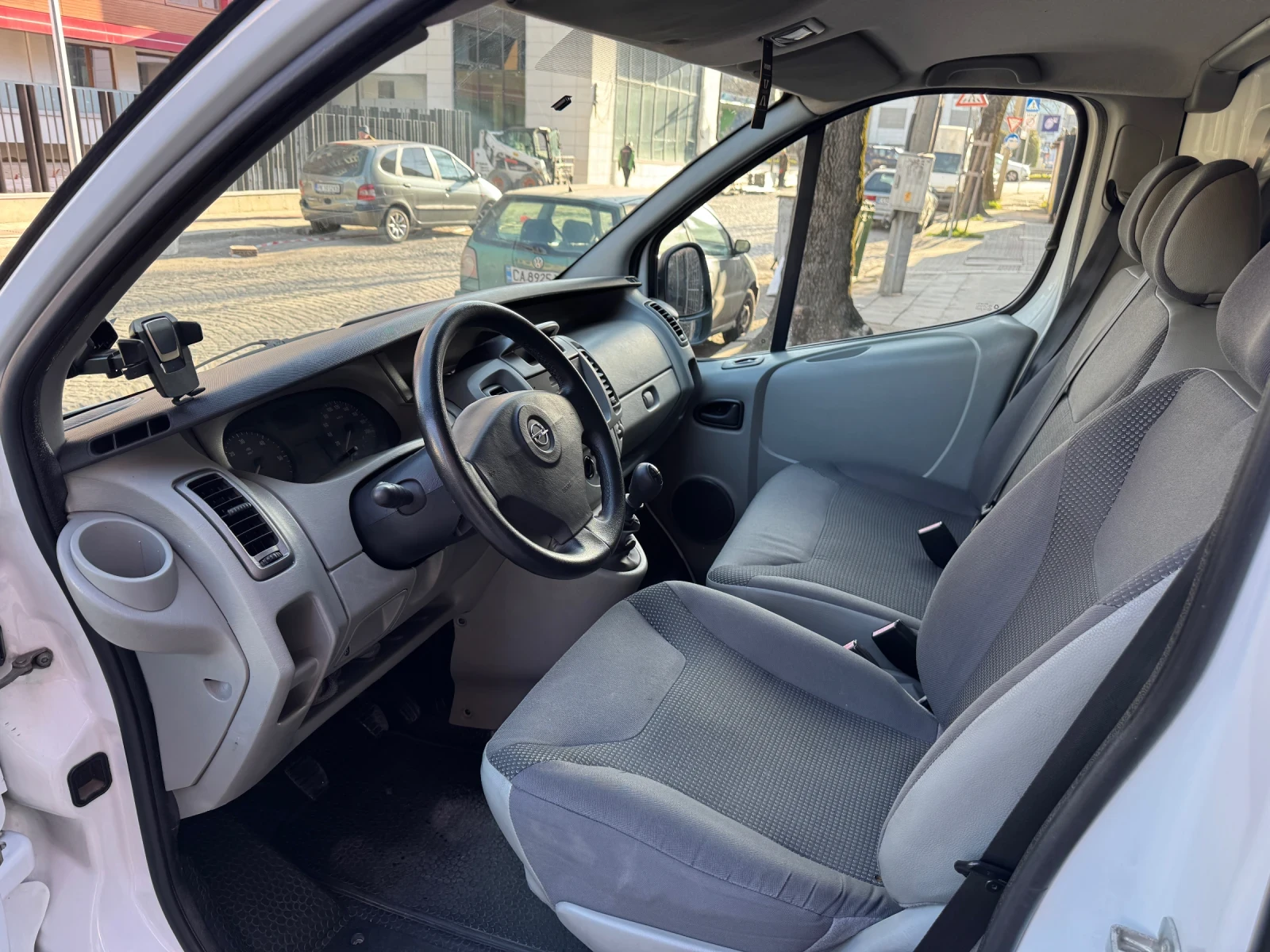 Opel Vivaro Diesel 2.0, снимка 11 - Бусове и автобуси - 53815710