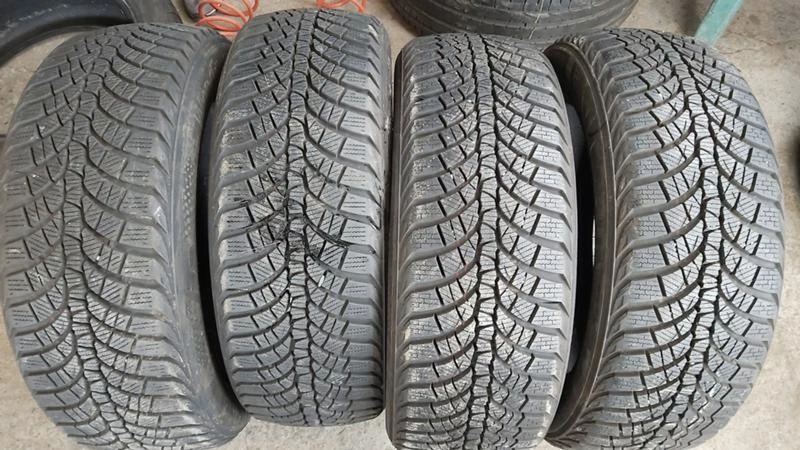 Гуми Зимни 215/55R17, снимка 1 - Гуми и джанти - 28488038