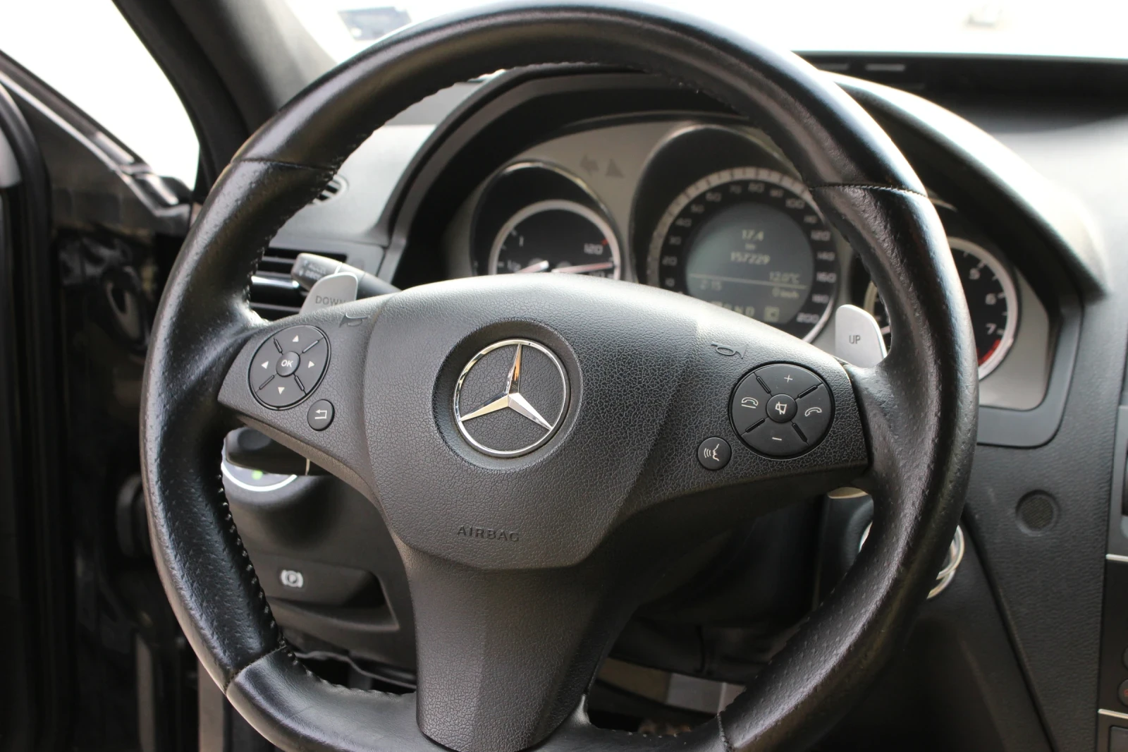 Mercedes-Benz C 63 AMG  - изображение 7