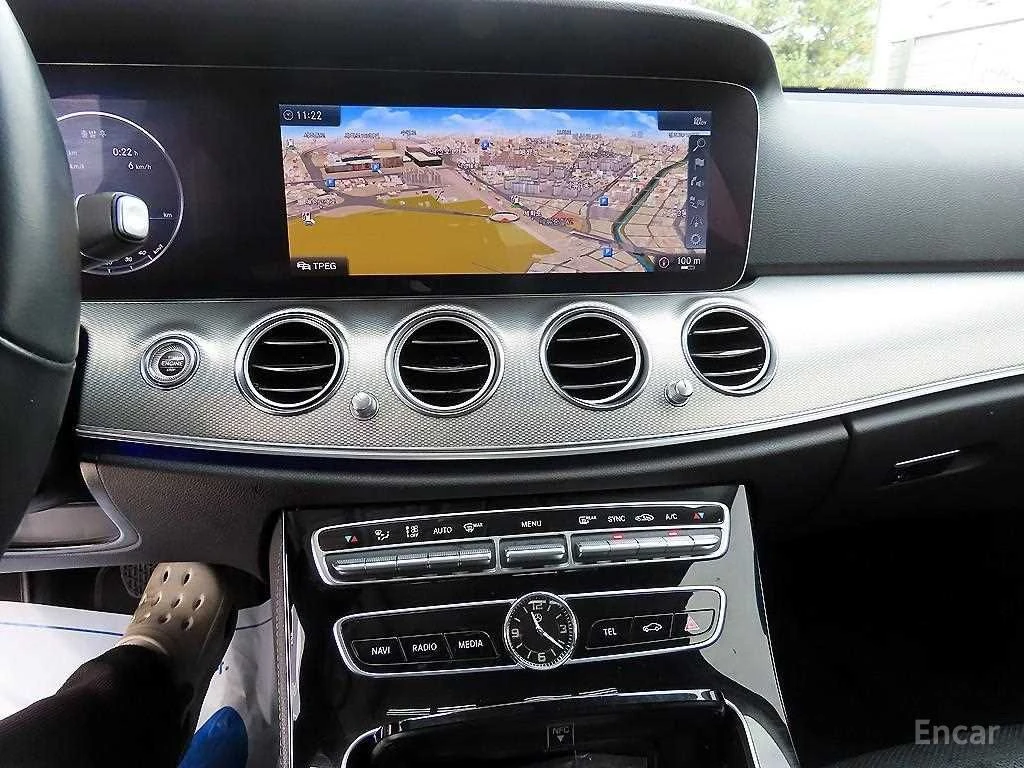Mercedes-Benz E 300 AMG PACK* BURMESTER* 360 CAM* HEAD-UP* ОБДУХВАНЕ* , снимка 14 - Автомобили и джипове - 54446244