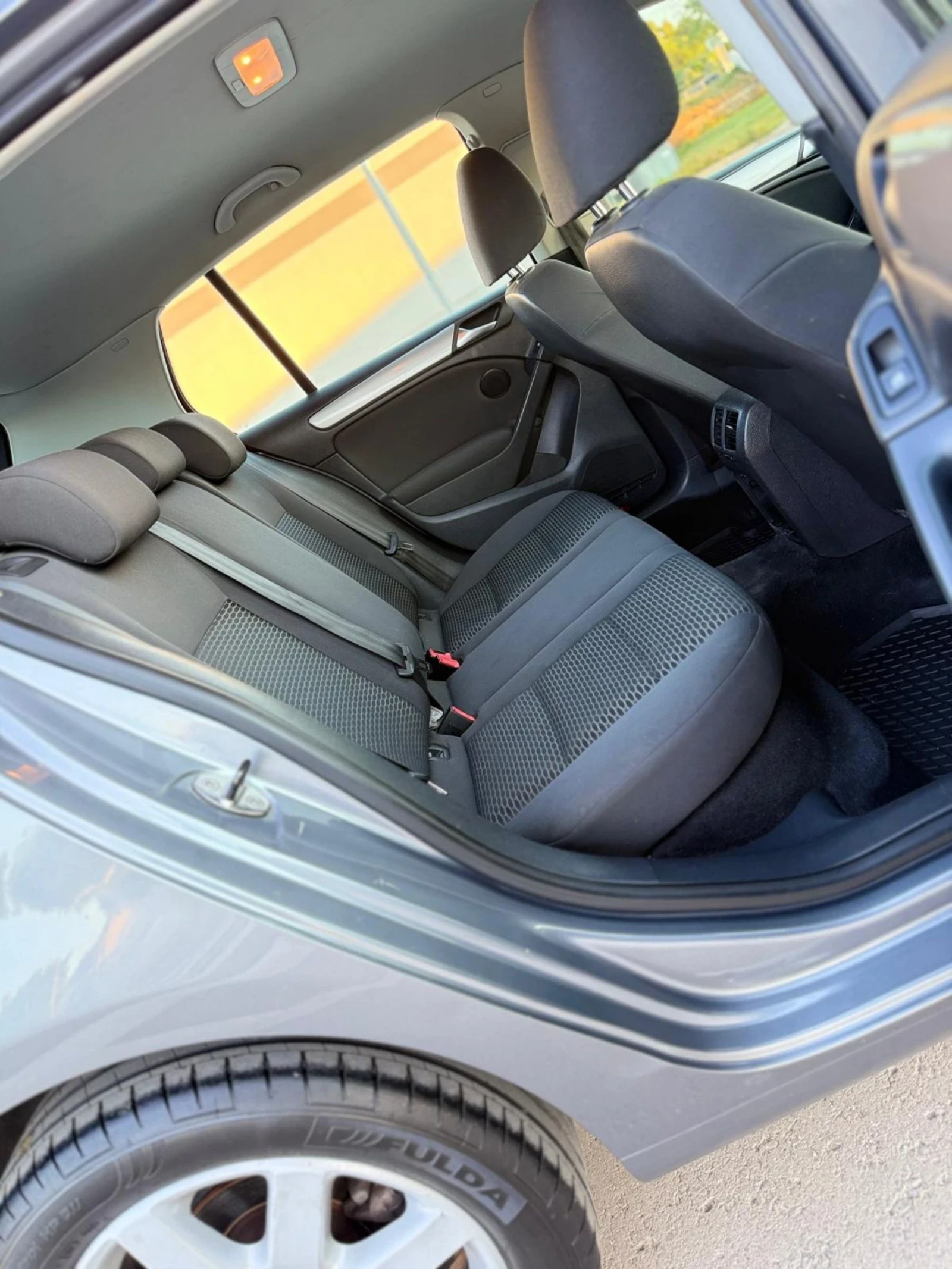 VW Golf 1.6TDI/АВТОМАТИК/DSG/НАПЪЛНО ОБСЛУЖЕН/4(5) ВРАТИ , снимка 13 - Автомобили и джипове - 54861214