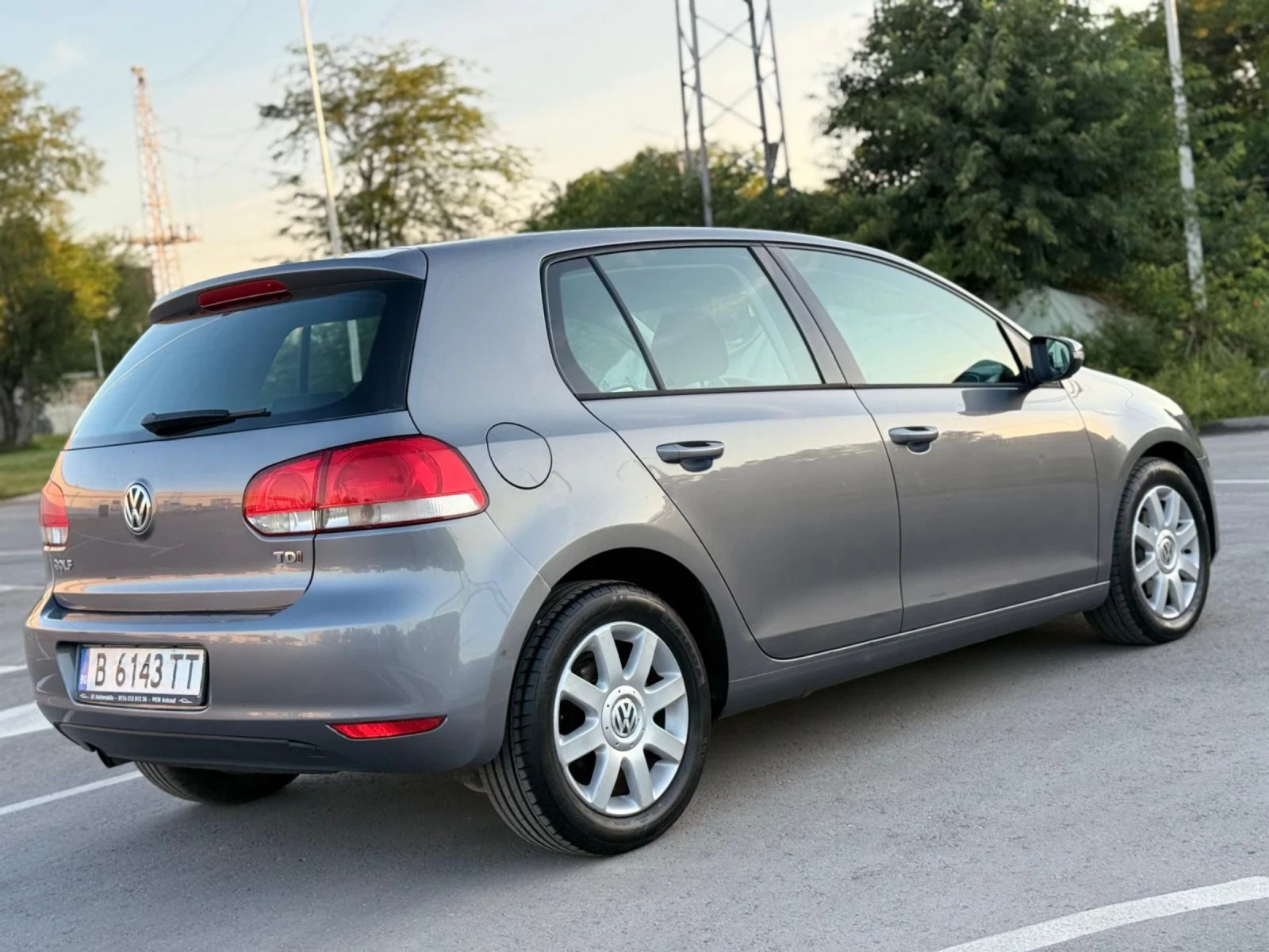 VW Golf 1.6TDI/АВТОМАТИК/DSG/НАПЪЛНО ОБСЛУЖЕН/4(5) ВРАТИ , снимка 4 - Автомобили и джипове - 54861214