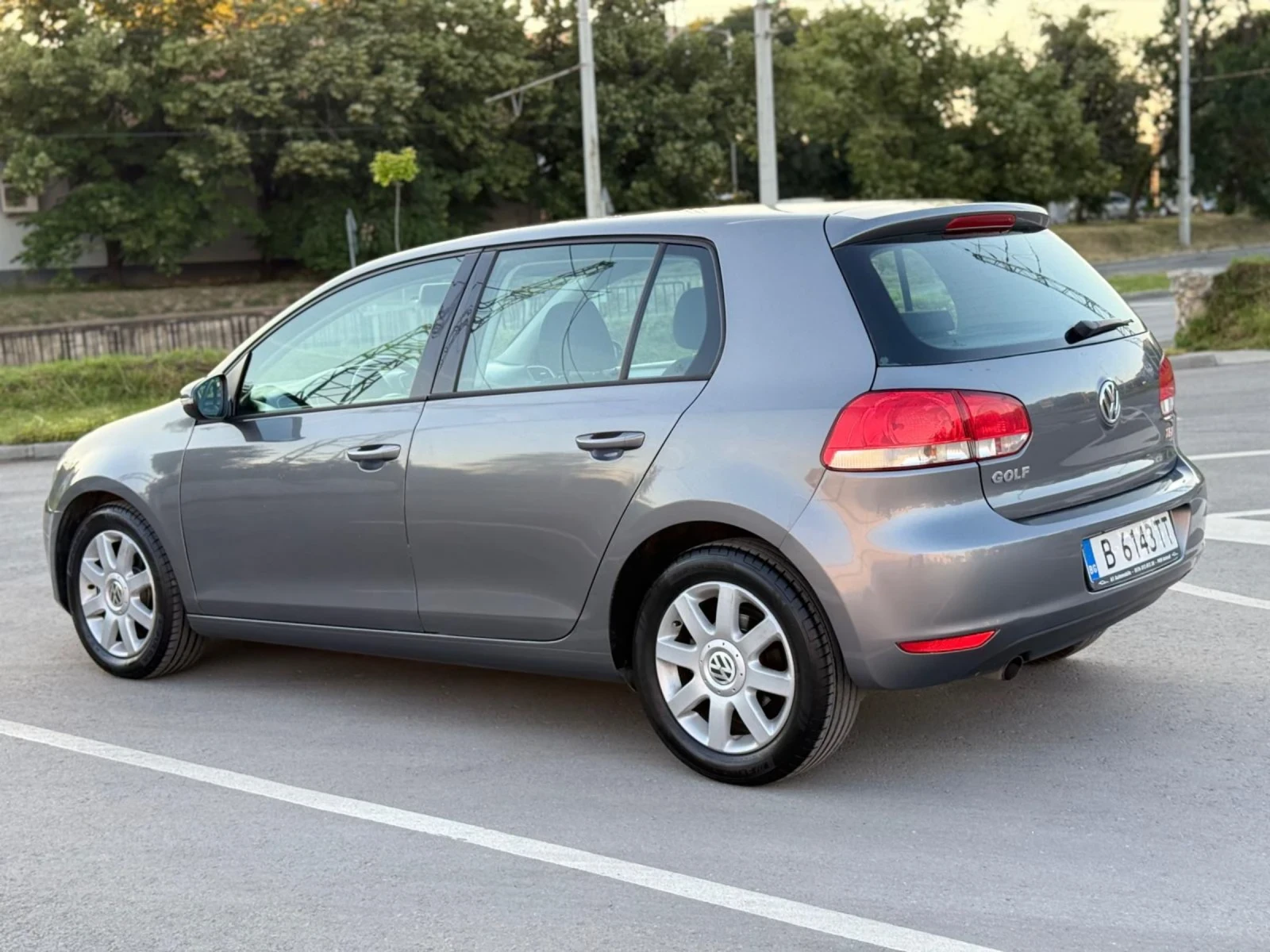 VW Golf 1.6TDI/АВТОМАТИК/DSG/НАПЪЛНО ОБСЛУЖЕН/4(5) ВРАТИ , снимка 2 - Автомобили и джипове - 54861214