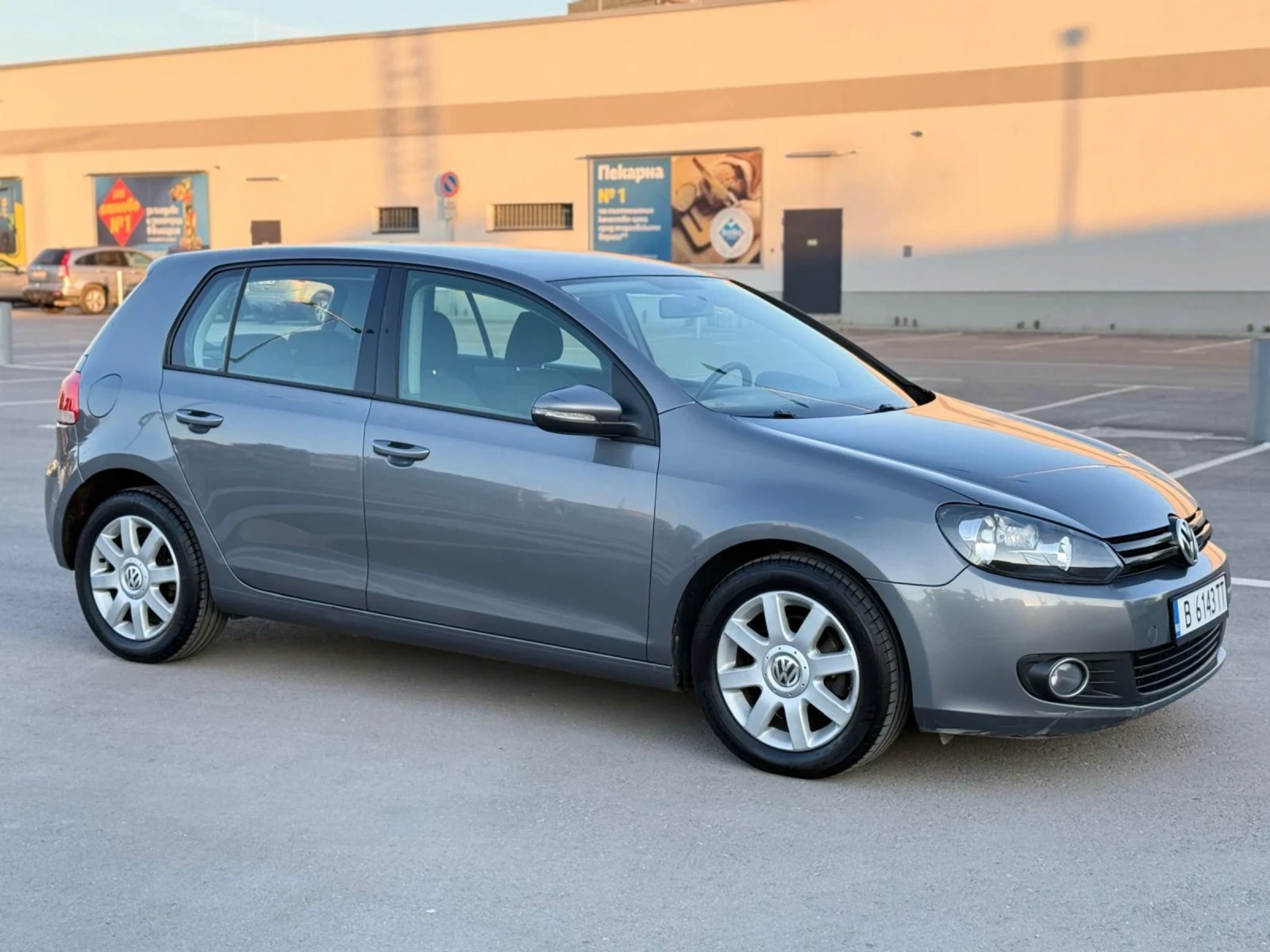 VW Golf 1.6TDI/АВТОМАТИК/DSG/НАПЪЛНО ОБСЛУЖЕН/4(5) ВРАТИ , снимка 3 - Автомобили и джипове - 54861214