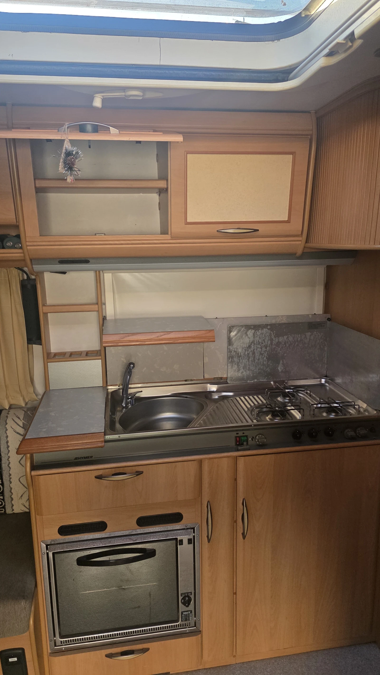 Каравана HYMER / ERIBA HYMER swing 465, снимка 8 - Каравани и кемпери - 54857789