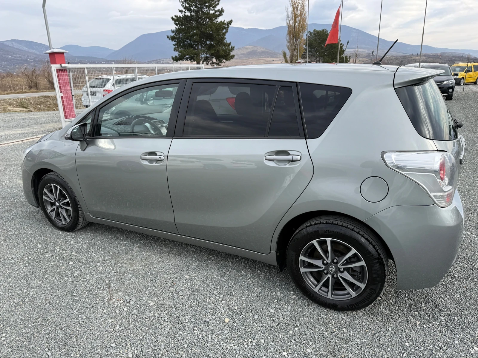 Toyota Verso (KATO НОВА) - изображение 9