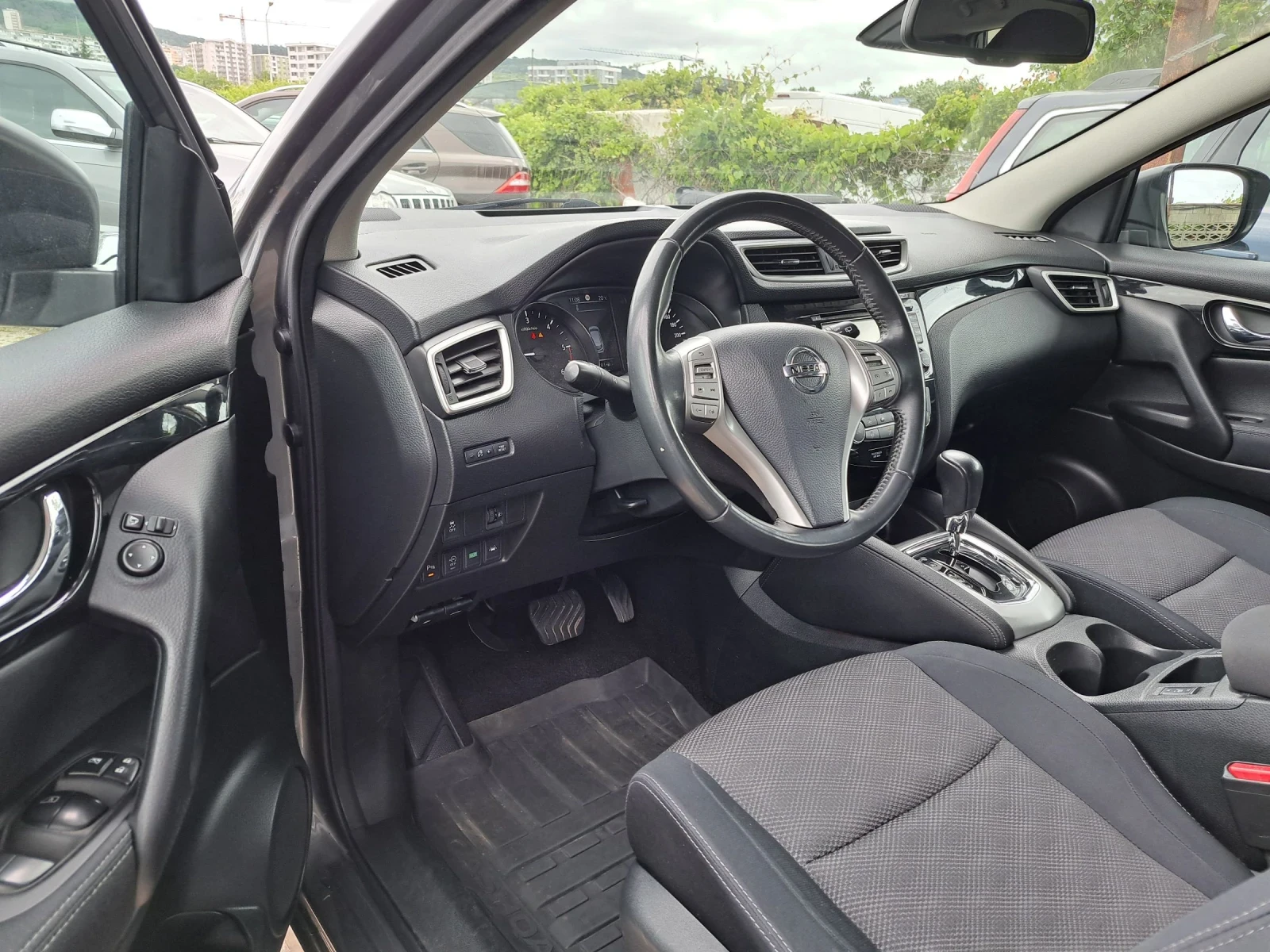 Nissan Qashqai 1.6  автомат , снимка 17 - Автомобили и джипове - 54920993