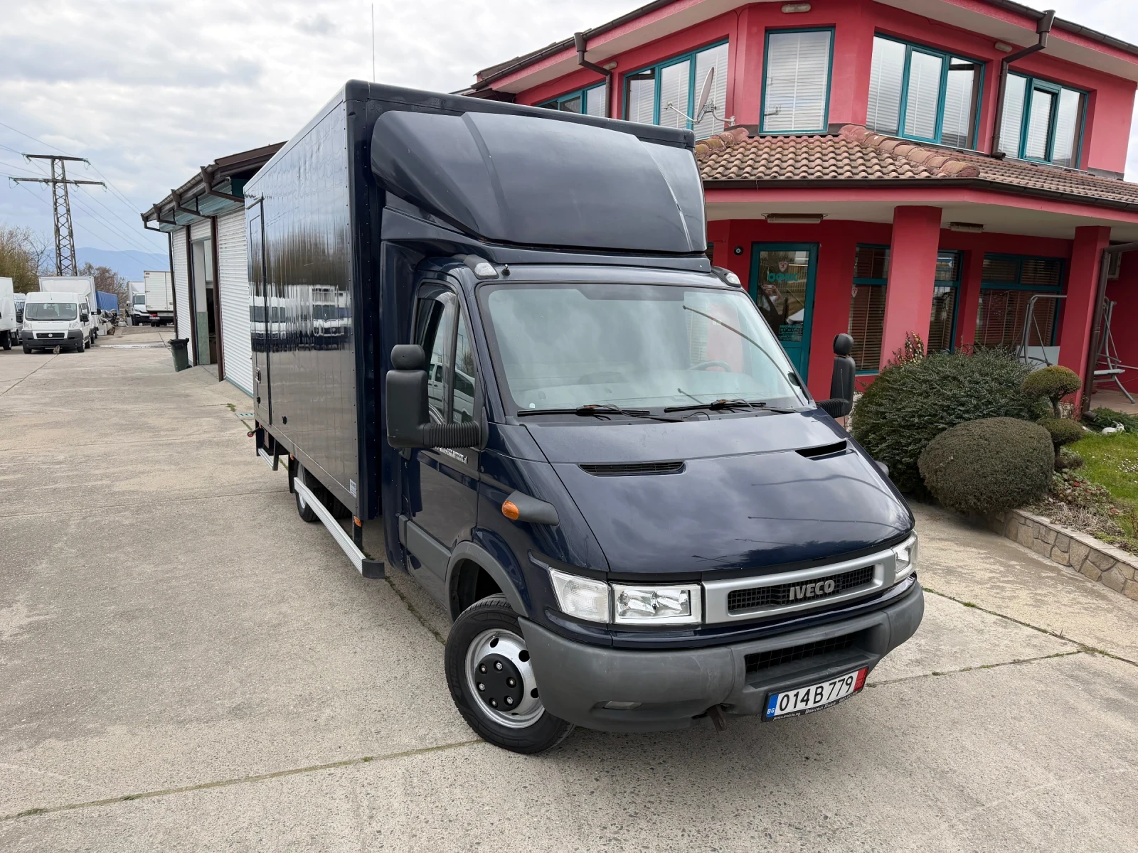 Iveco Daily 35C13* 2.8HPT* КЛИМАТИК* Падащ борд* 4.50 метра, снимка 2 - Бусове и автобуси - 53899615