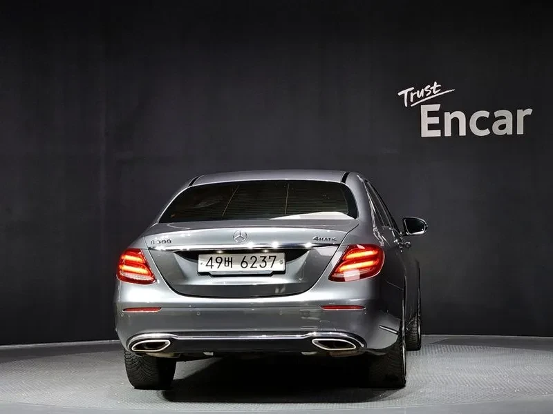 Mercedes-Benz E 300  4Matic Exclusive, снимка 4 - Автомобили и джипове - 55136941
