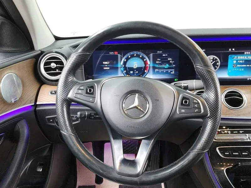 Mercedes-Benz E 300  4Matic Exclusive, снимка 13 - Автомобили и джипове - 55136941